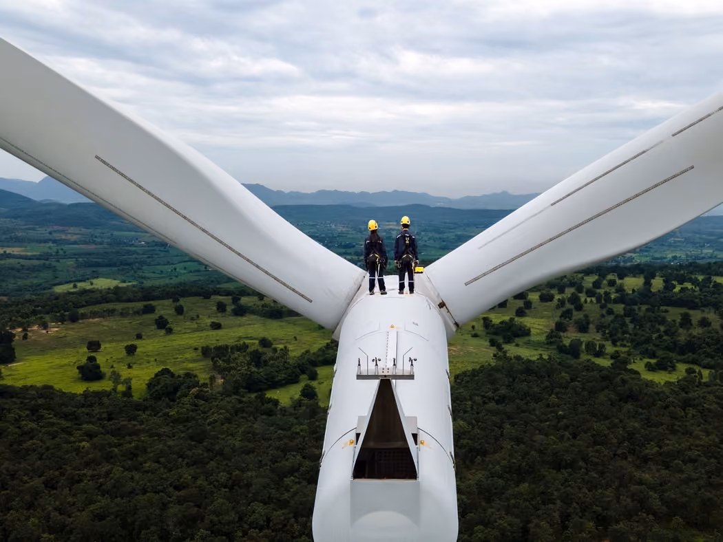 Técnicos de campo en aerogenerador — IFS Cloud FSM